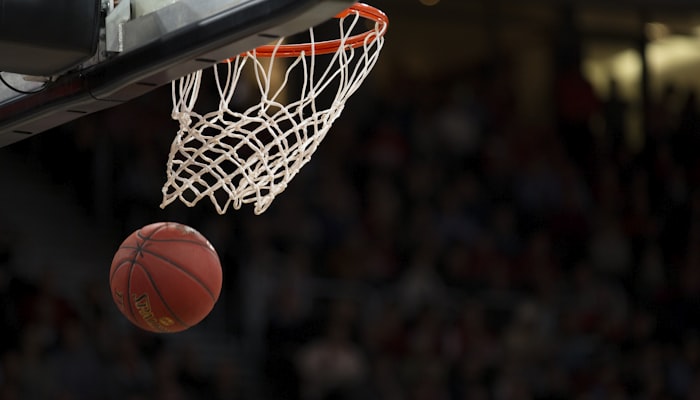 NBA篮球运动员勒布朗·詹姆斯在比赛中扣篮的精彩瞬间